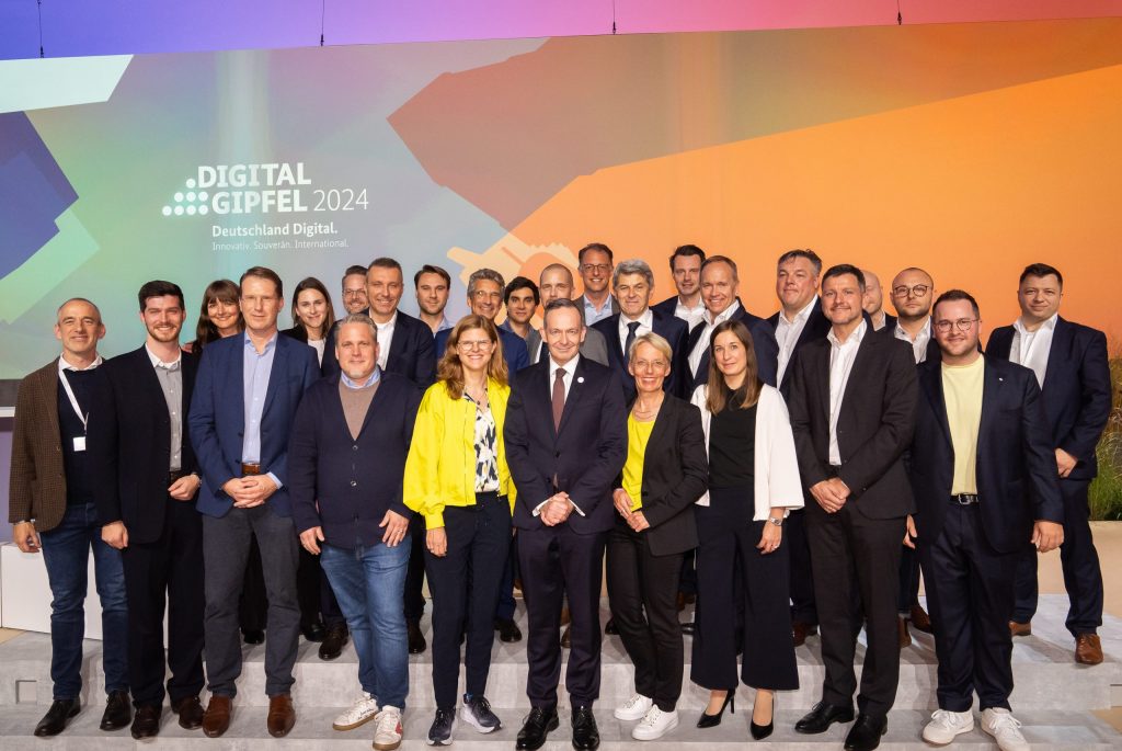 Group photo with the participants of the joint project “DataHub Europe”, which was presented on October 21 as part of the Digital Summit in Frankfurt.