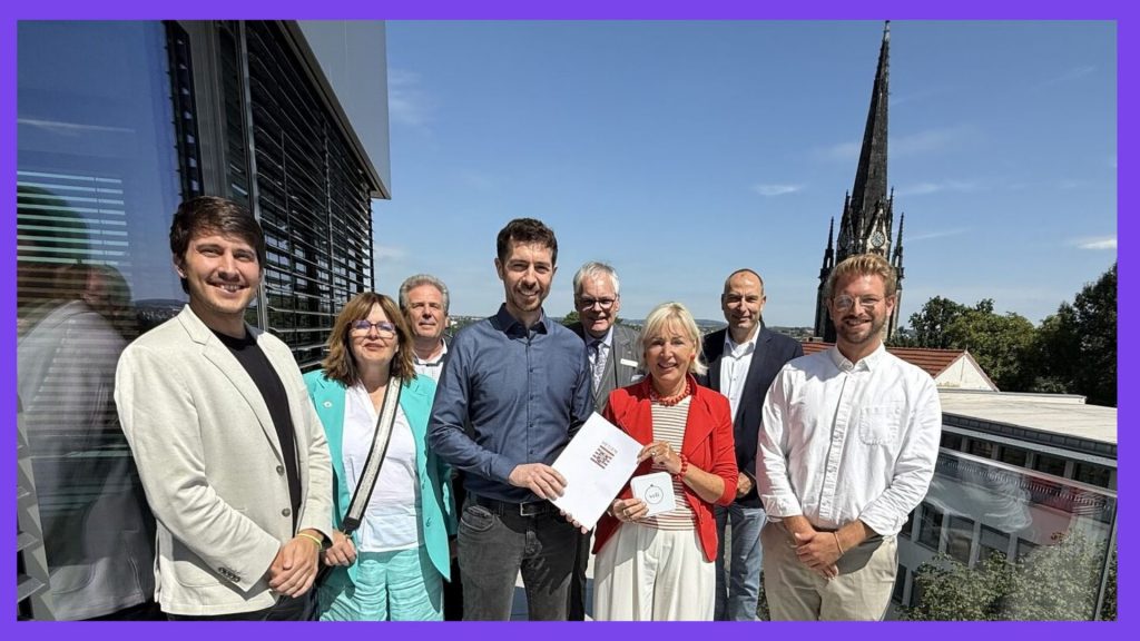Presentation of the funding approval notice by the Hessian Minister for Digitalization and Innovation