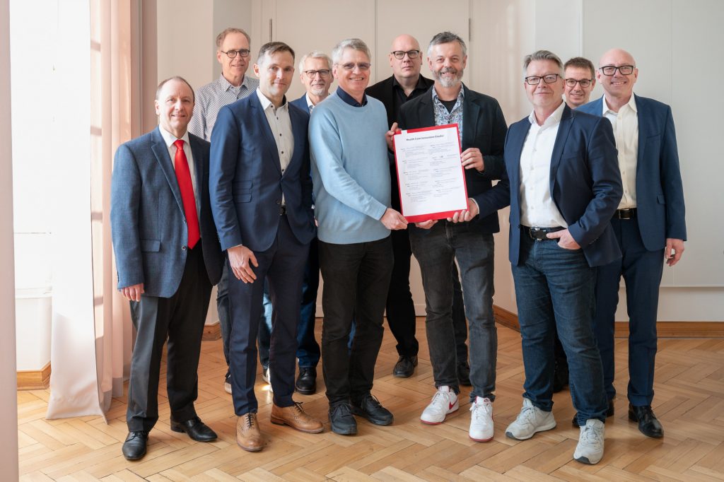 The signatories of the Letter of Intent (from left to right): Prof. Dr. med. Michael Wild / Klinikum Darmstadt, Dr.-Ing. Christoph Rensing / TU Darmstadt, Dr. Sebastian Hoff / Merck, Dr. Wolfgang Müller-Wittig / Fraunhofer IGD, Prof. Dr. Thomas Walther / TU Darmstadt, Dr. Wolfgang Heenes / hessian.AI, Prof. Dr. med. Rainer Kollmar / Klinikum Darmstadt, Dr. med. Jörg Noetzel / Klinikum Darmstadt, Daniel Pfeffer / HEAG, Prof. Dr. Klaus-Michael Ahrend / HEAG.
